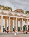 Арку Главного входа Парка Горького украсила инсталляция «Время вперед»