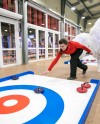 На катках Москвы научат играть в керлинг На катках Москвы научат играть в керлинг