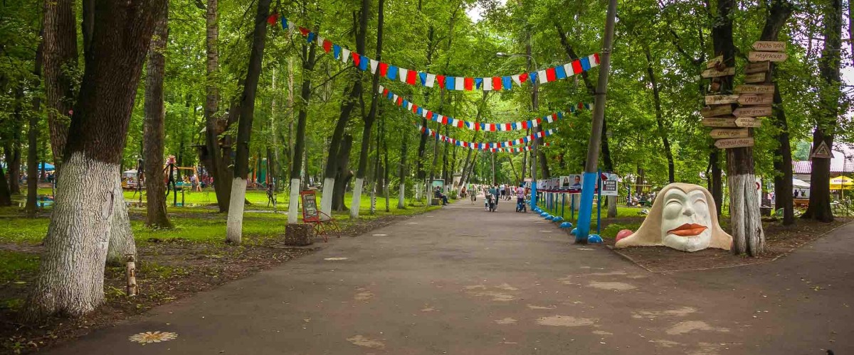 Фото парка 1 мая нижний новгород. Парк 1 мая Нижний Новгород. Сад первого мая Нижний Новгород. Парк 1 мая Нижний Новгород аттракционы. Нижний Новгород парк имени 1 мая Теремок.