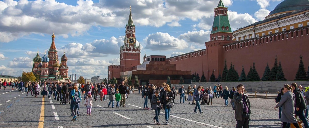 Почему главную площадь страны называли красной. Москва Кремль красная площадь. Ансамбль красной площади. Москва красная площадь туристы. Кремль люди.