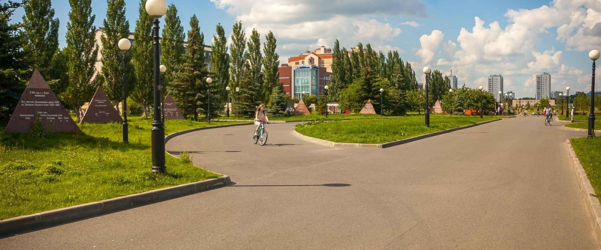 Парк победы торговый центр. Московский парк Победы аллея памяти. Мемориальный парк «аллея Гончаров». Мемориальный парк Победы в Казани. Аллеи парка Победы в Казани.