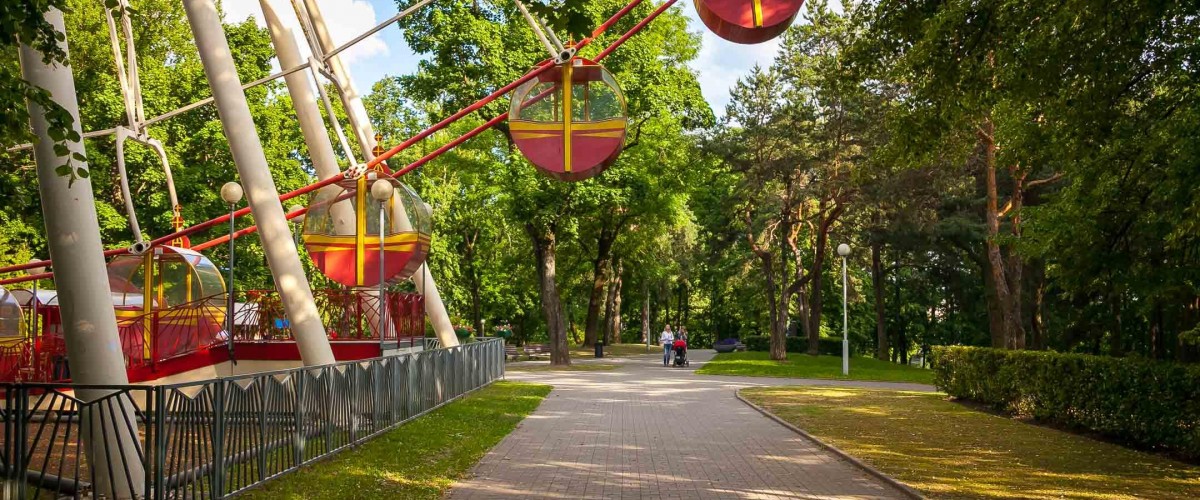 Фото детского парка. Парк Горького Минск аллеи. Парк Максима Горького развлечения. Минский парк Москва. Бабушкинский парк аттракционы.