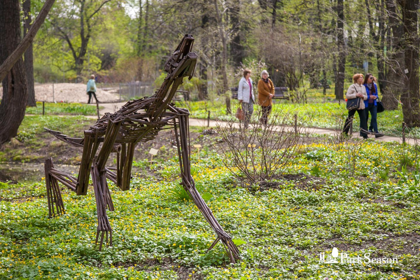 Статуя волка, Аптекарский огород, Москва — ParkSeason