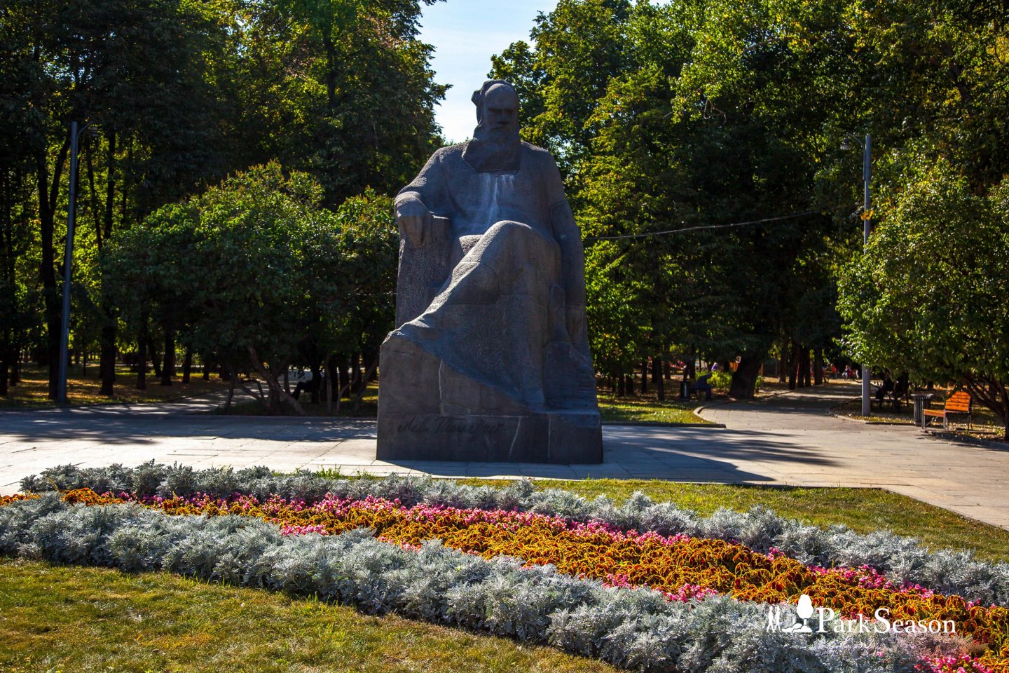 Памятник Л. Н. Толстому, Сквер Девичьего поля, Москва — ParkSeason
