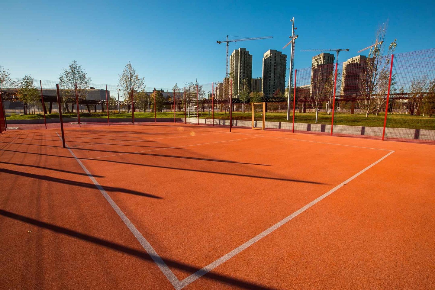 2 теннисных корта. Парк в Люблино корты теннисные. Теннисный корт Ходынское поле. Парк Ходынское поле баскетбольная площадка. Парк Ходынское поле теннисный корт.