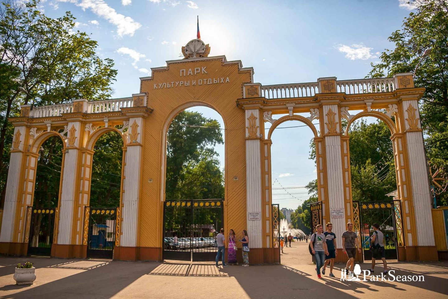 Парк горького новосибирск. Парк культуры Барнаул. Парк Горького арка. Парк культуры Щелково. Городской парк Щелково.