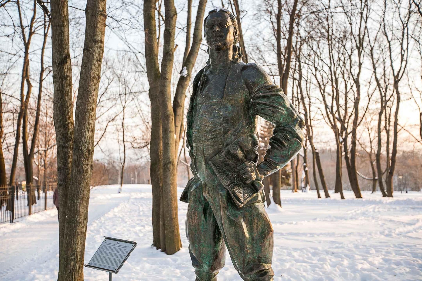 Статуя в коломенском. Коломенское Петр 1. Статуя Петра 1 в Коломенском. Памятник Петра первого в Коломенском Москве. Скульптура Петра 1 в Коломенском.