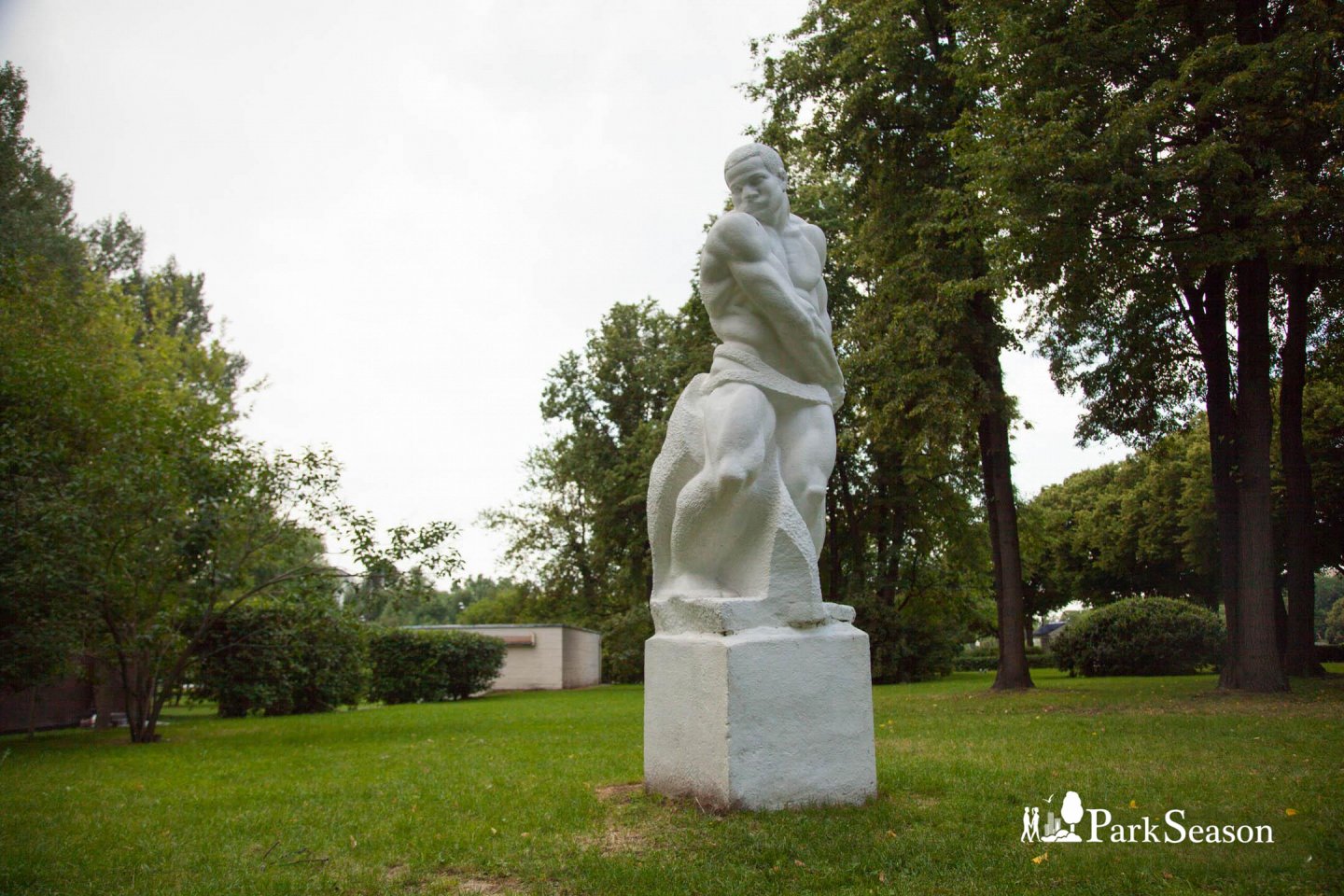 Скульптура мужчины, Парк Горького, Москва — ParkSeason