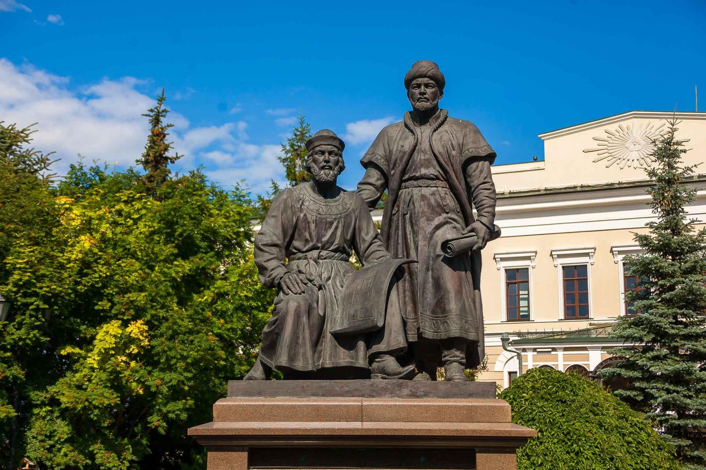 Памятники архитекторы. Казань Кремль памятник зодчим. Зодчий Яковлев Постник. Зодчие Постник Яковлев памятник в Казани. Памятник архитекторам Казанского Кремля.