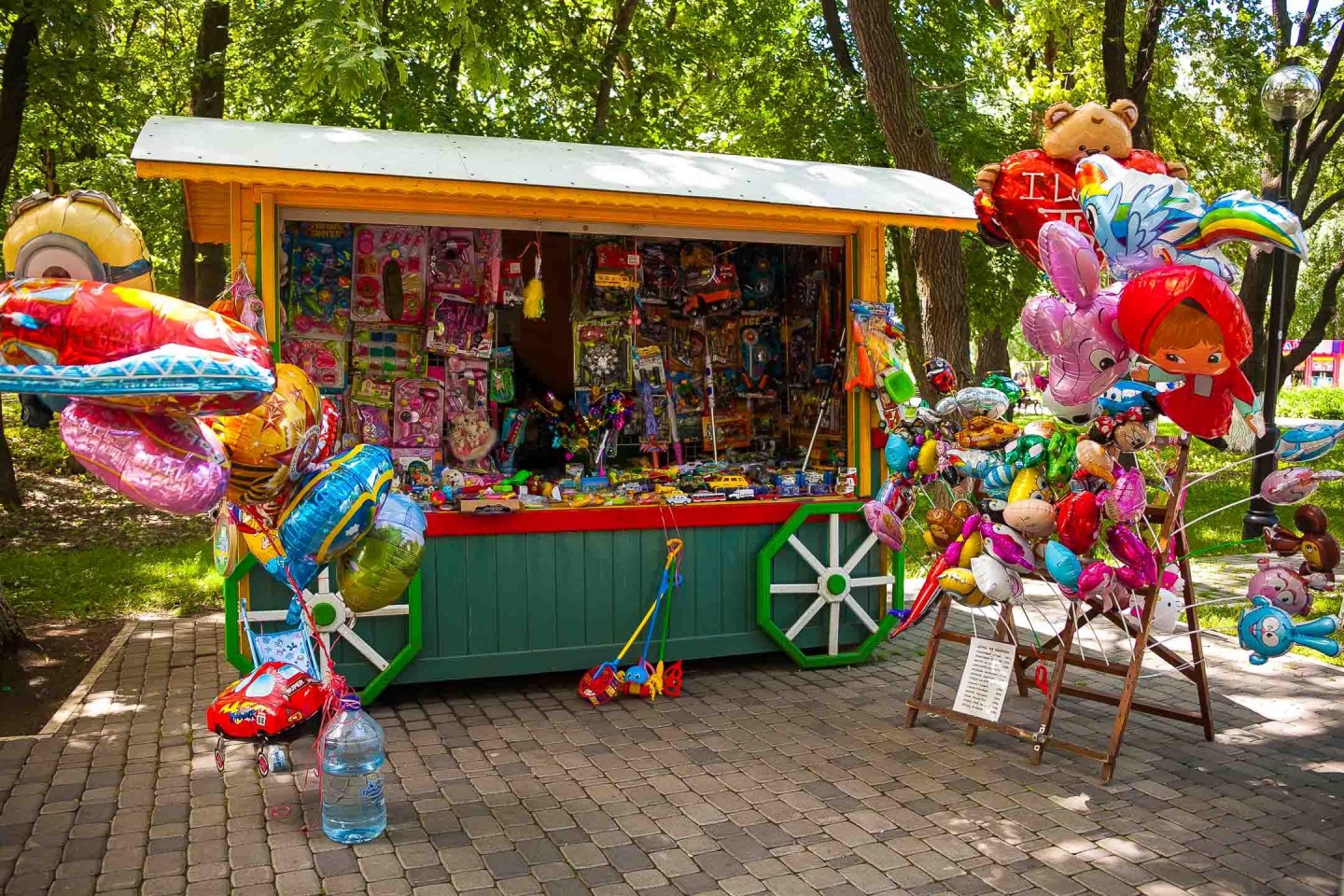 Шарики развлечения. Киоск с игрушками в парке. Игрушки для улицы. Уличная торговля игрушками. Торговая палатка с детскими игрушками.
