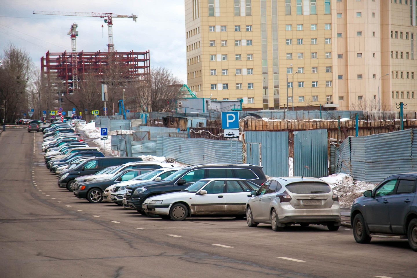 Фото парковок москвы. Парковка парк Победы на Поклонной горе. Парковка Поклонная гора парк Победы. Парковка возле Поклонной горы. Парковка у парка Победы на Поклонной горе.