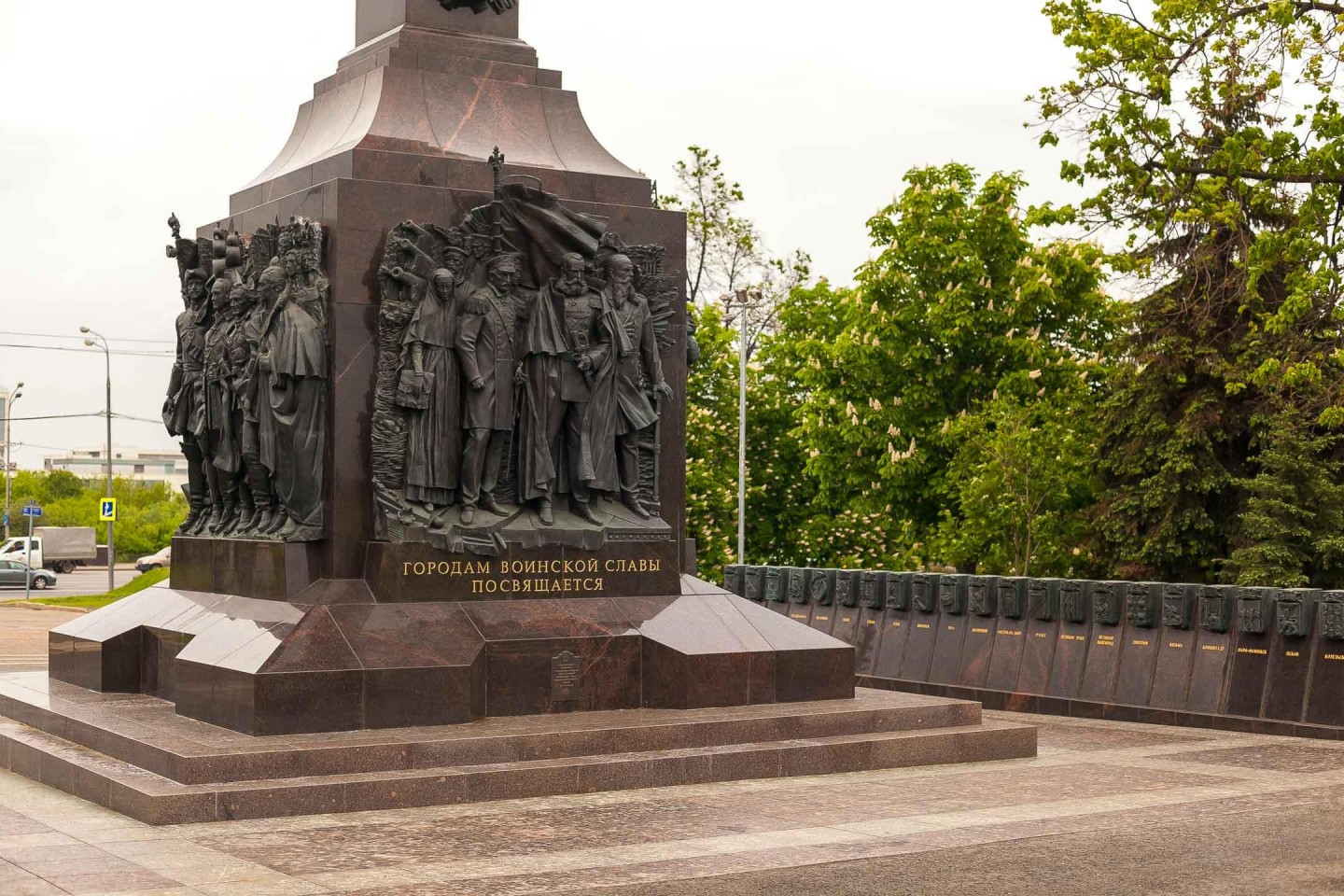 памятник единству народов на поклонной горе описание памятника