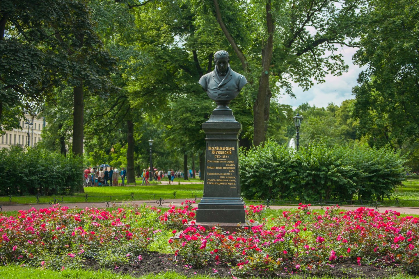 Жуковский новое. Бюст Жуковского в Александровском саду. Памятник Жуковскому в Санкт-Петербурге в Александровском саду. Жуковский Василий Андреевич памятник. Памятник Жуковскому в Жуковском.