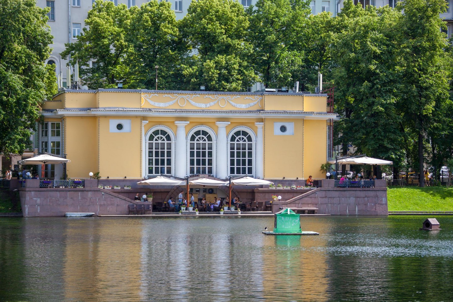 Патриаршие пруды метро. Павильон на Патриарших прудах. Ресторан на Патриарших прудах павильон. Pavilion ресторан Москва Патриаршие пруды. Павильон пруд Патрики ресторан.