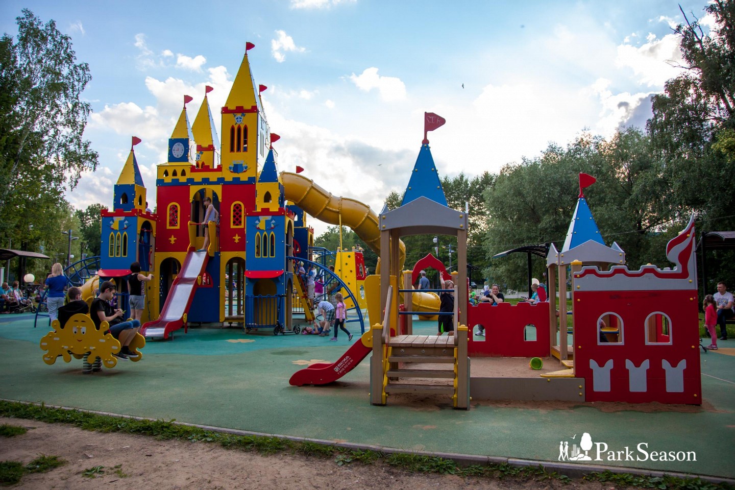 Самая большая площадка в москве. Лианозовский парк площадки. Лианозовский парк детская площадка. Парк Марьино 850 детские площадки. Лианозовский парк аттракционы.