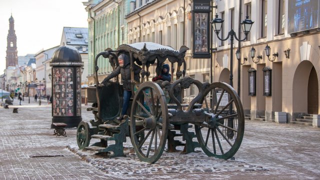 Петербурге часы работы. Карета на Невском памятник. Карета СПБ Советская улица. Карета в Питере на Невском. Памятник карета на Советской улице.