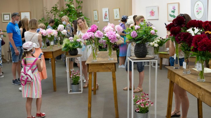 Выставка пионов открывает цикл летних цветочных выставок Ботанического сада Петра Великого