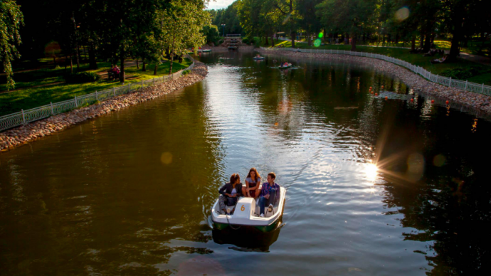 Лодки и катамараны можно арендовать в парках Москвы