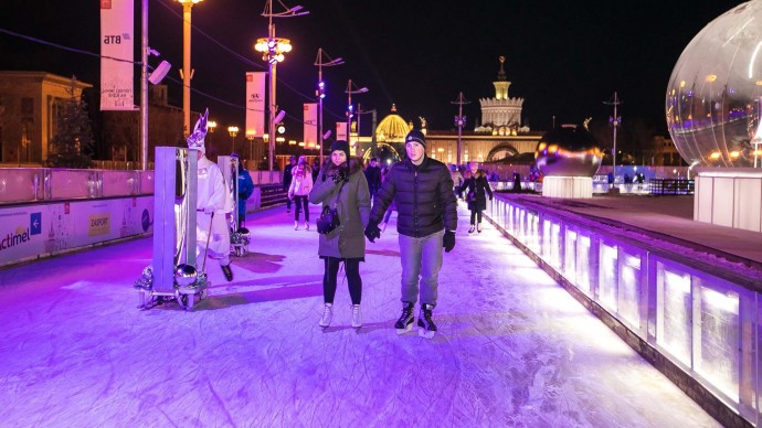 В столичных парках начали закрываться катки