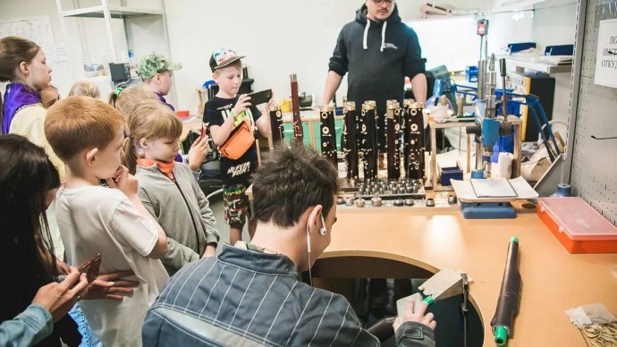 Юные гости джазового фестиваля «Осень в Швейцарии» побывали на заводе музыкальных инструментов