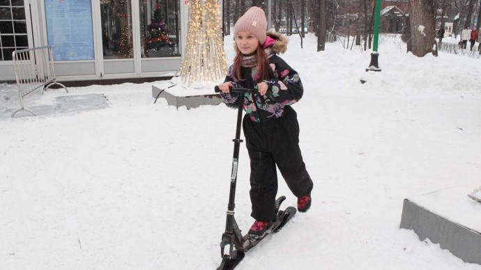 В пунктах проката парка "Сокольники" появились снежные самокаты для подростков и детей