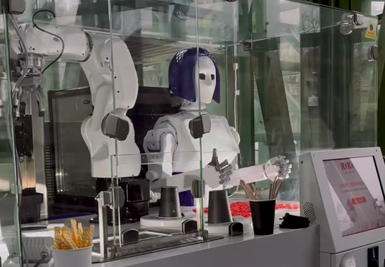 В парке "Швейцария" мороженое продает робот