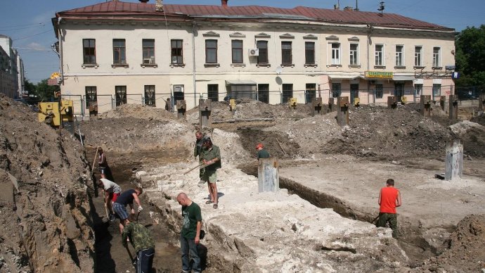 Амфитеатр на хохловской площади с фрагментом стены белого города более известен как яма