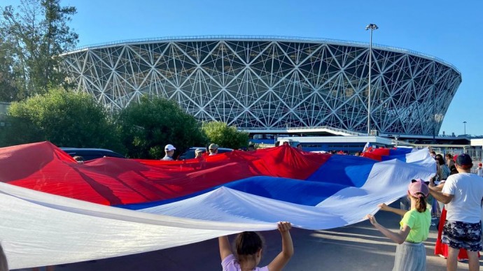 Гости ЦПКиО Волгограда торжественно пронесли 60-и метровый флаг в День России