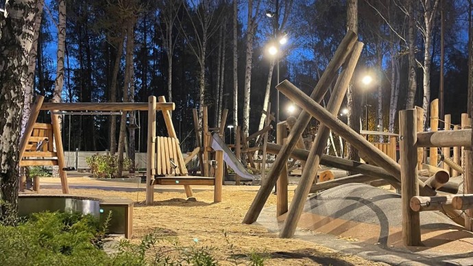 Новая детская площадка появилась в парке Маяковского