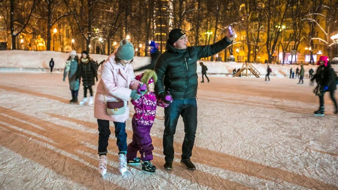 20 парков Москвы открывают катки в эти выходные
