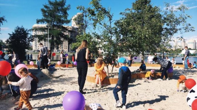 У Ельцин центра открыли детскую песочницу площадью 190 квадратных метров