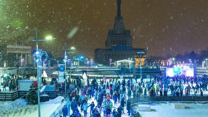 Новый год на вднх 2024 2025. Каток ВДНХ, Москва. ВДНХ В новогоднюю ночь. ВДНХ пруд зимой. Москва зимой каток на ВДНХ без людей.