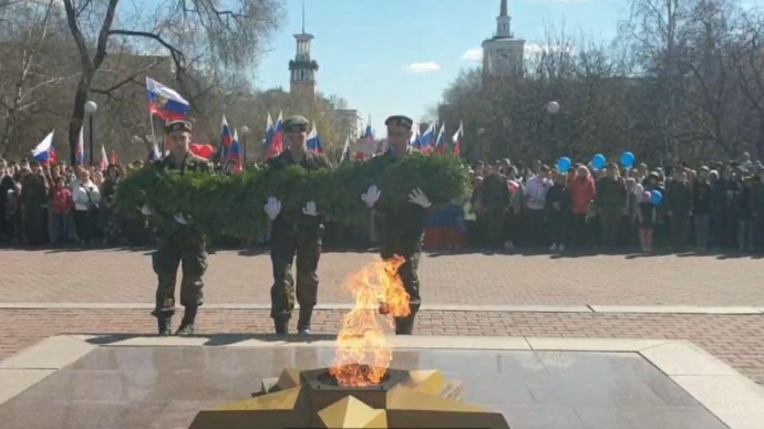 На Красной площади Красноярска прошёл торжественный митинг "Мы - наследники"