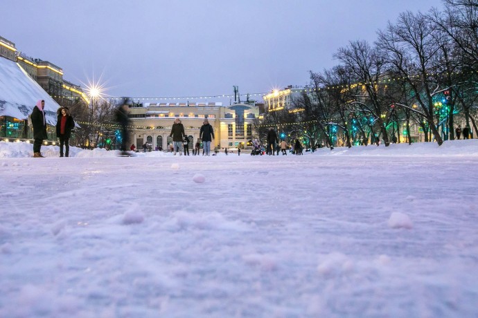 Скамейка булгакова на патриарших прудах