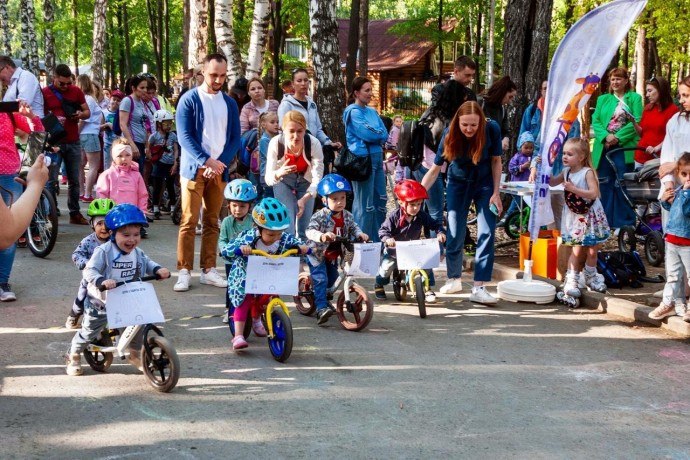 Соревнования на беговелах, велосипедах и самокатах в Парке Маяковского (Екатеринбург)