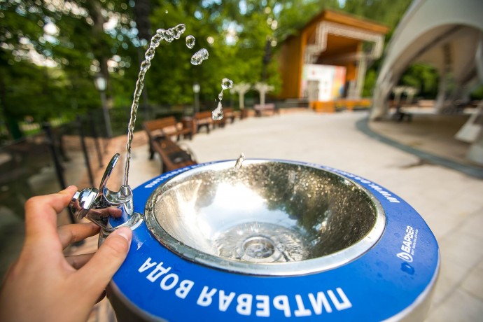 Питьевые точки. Парк Сокольники питьевой фонтанчик. Питьевой фонтанчик Исток 220пк. Фонтан с питьевой водой. Фонтанчик с питьевой водой на улице.