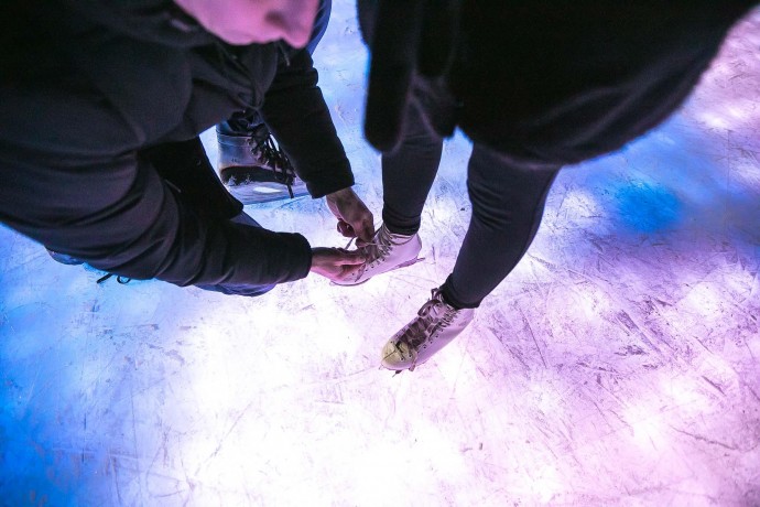 Рубит на парах. Фотосессия на льду. Пары на катке без лица. Ноги в коньках на льду. Пара на катке.