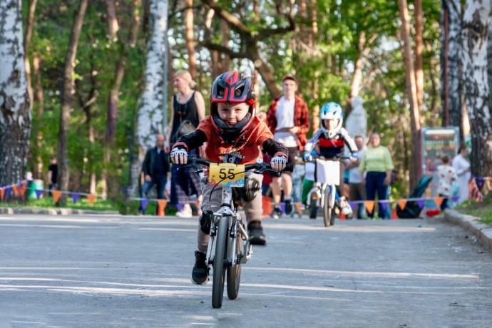Соревнования на беговелах, велосипедах и самокатах в Парке Маяковского (Екатеринбург)
