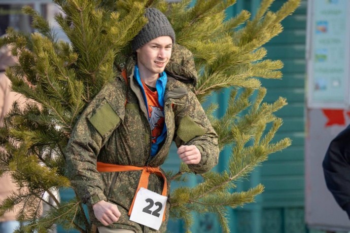Один из участников забега в Волгограде бежал с настоящей сосной