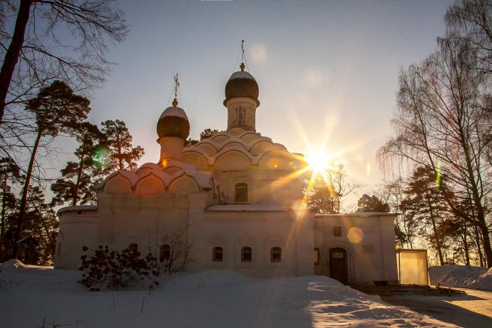 Храм Архангела Михаила в Архангельском зимой